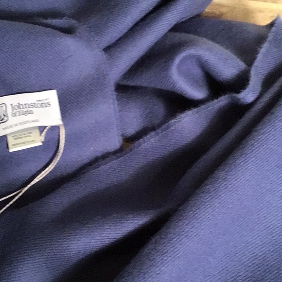 Johnstons of Elgin Blue Extra Fine Merino Wool Fringed Scarf Made in Scotland - Picture 5 of 10